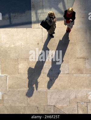 I lavoratori della città si godono una pausa al sole. Una fitta coperta di smog copriva Londra oggi, 27 marzo 2007, quando la capitale vide le temperature salire a 18 gradi celsius. Foto Stock