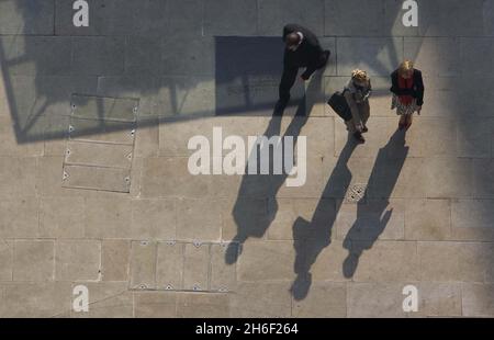 I lavoratori della città si godono una pausa al sole. Una fitta coperta di smog copriva Londra oggi, 27 marzo 2007, quando la capitale vide le temperature salire a 18 gradi celsius. Foto Stock