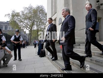 Il Segretario della Difesa Des Browne è raffigurato lasciando il suo ufficio MOD a Londra questo pomeriggio, 16 aprile 2007. Il ministro si è diretto per la Camera dei Comuni per leggere la sua dichiarazione sulla controversia Iran cash-for-stories in cui 15 membri della marina, che sono stati presi in cattività dall'Iran, sono stati autorizzati a vendere le loro storie alla stampa nazionale dopo che sono stati rilasciati. Foto Stock