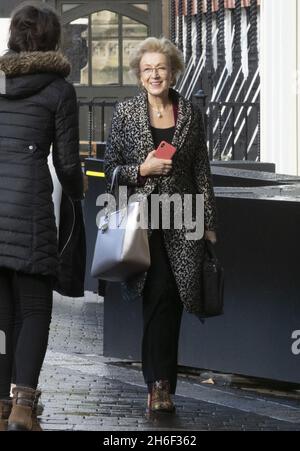 Il Segretario alle imprese britannico Andrea Leadsom (R) lascia la Camera dei Comuni a Londra il 19 ottobre 2019 dopo che la Camera ha votato a favore di un emendamento che obbliga effettivamente il governo a chiedere a Bruxelles un’estensione della Brexit. Foto Stock
