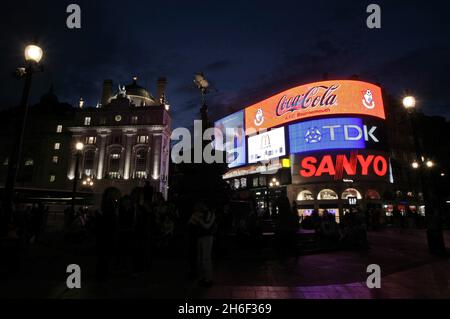 Il famoso Piccadilly Circus di Londra, che ha spento le sue luci ieri sera per la prima volta dalla seconda guerra mondiale per sensibilizzare il pubblico sul riscaldamento globale. Le luci Piccadilly che non sono state spente per 68 anni, sono state spente questa sera tra le 21:00 e le 22:00 come parte di una campagna londinese volta a promuovere l'illuminazione non essenziale. Foto Stock