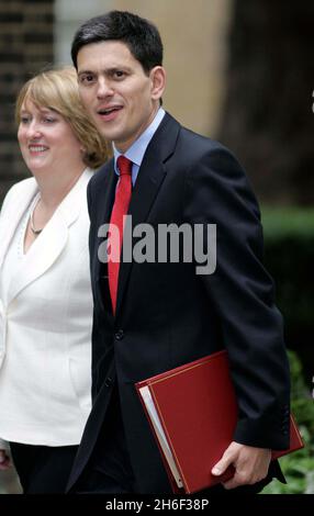 Jacqui Smith, la prima segretario di casa femminile della Gran Bretagna, è raffigurato con David Miliband il nuovo segretario degli esteri a Downing Street questo pomeriggio, 28 giugno 2007. Foto Stock