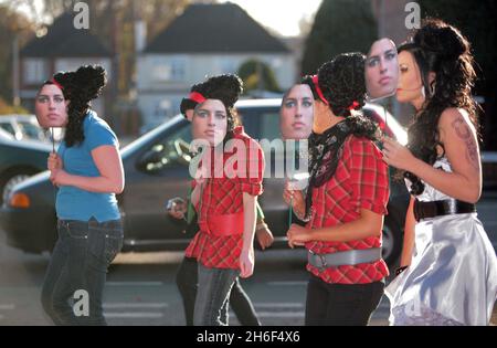 I fan che indossano le maschere Amy Winehouse arrivano alla corte di Londra dove Amy stava mostrando il sostegno per suo marito Blake Fielder-Civil dopo che era stato incaricato di tentare di pervertire il corso della giustizia. Il gruppo di persone stava partecipando al programma televisivo "Fame Junkies" per BBC3, (TX: Giovedì 28 agosto 2008) in cui "fame-ricercatore" Garron Mitchell tentò di vedere come e perché le persone vogliono diventare famose e se potesse infiltrarsi nella "macchina delle celebrità" stessa. Foto Stock