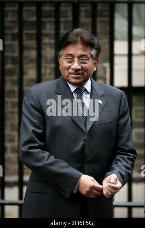 Pakistan Presidente Pervez Musharraf fuori 10 Downing Street. Foto Stock