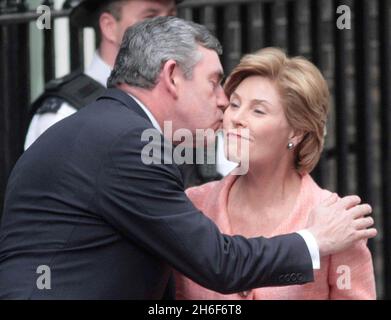 Il primo ministro britannico Gordon Brown dà il benvenuto a First Lady Laura Bush a Downing Street, nel centro di Londra. Il presidente degli Stati Uniti George W. Bush e First Lady Laura Bus sono in visita ufficiale di due giorni nel Regno Unito come parte del suo tour europeo di sei giorni, che si prevede sarà la sua visita finale in Europa come presidente degli Stati Uniti. Foto Stock