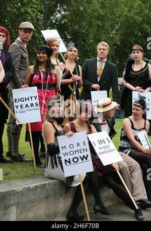 I manifestanti di Westminster affermano che a otto decenni dal voto del flapper e che le donne sono ancora passate dal loro partito politico locale. La protesta è in aiuto dell'80° anniversario del suffragio universale. Londra. Foto Stock