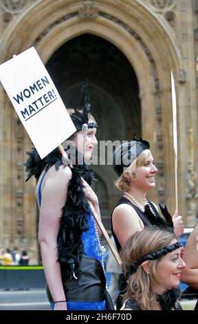 I manifestanti di Westminster affermano che a otto decenni dal voto del flapper e che le donne sono ancora passate dal loro partito politico locale. La protesta è in aiuto dell'80° anniversario del suffragio universale. Londra. Foto Stock