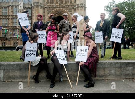 I manifestanti di Westminster affermano che a otto decenni dal voto del flapper e che le donne sono ancora passate dal loro partito politico locale. La protesta è in aiuto dell'80° anniversario del suffragio universale. Londra. Foto Stock