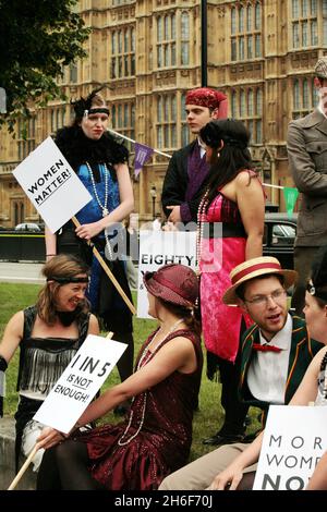 I manifestanti di Westminster affermano che a otto decenni dal voto del flapper e che le donne sono ancora passate dal loro partito politico locale. La protesta è in aiuto dell'80° anniversario del suffragio universale. Londra. Foto Stock