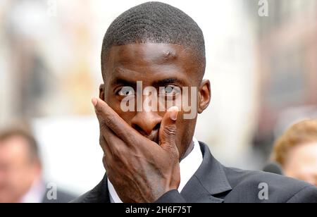 Dwain Chambers lascia la High Court a Londra, dopo aver perso il suo appello per ribaltare il suo divieto di competere negli eventi olimpici. Sprinter Dwain Chambers oggi ha perso la sua alta Corte di candidatura per essere permesso di competere ai Giochi Olimpici del mese prossimo a Pechino. L'onorevole Justice Mackay ha rifiutato di concedere un'ingiunzione per sospendere temporaneamente un divieto a vita delle camere che gareggiano alle Olimpiadi. Il divieto è stato imposto dalla British Olympic Association (BOA) a causa del suo uso autoconfessato in passato di farmaci che migliorano le prestazioni. Foto Stock