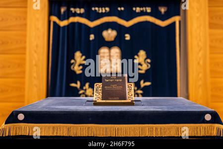 Gelsenkirchen, Germania. 8 novembre 2021. Una Torah (Yiddish: Tojre), la prima parte della Bibbia ebraica Tanach, è posta su un cavalletto nella stanza di preghiera della Nuova Sinagoga. Credit: David Inderlied/dpa/Alamy Live News Foto Stock
