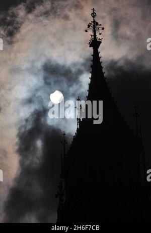 Una parziale eclissi è vista in tutto il Regno Unito questa mattina per la prima volta in due anni. Foto mostra: L'eclisse visto sopra il Big ben questa mattina. Foto Stock