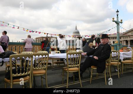 Il Thames Festival 2008, ha chiuso il Southwark Bridge nel centro di Londra e lo ha trasformato in un tavolo da pranzo gigante. Foto Stock