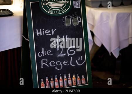 Berlino, Germania. 15 Nov 2021. In un ristorante di Kurfürstendamm, viene indicata l'attuale regola 2G. Nel capitale, la regola del 2G si applica con ulteriori restrizioni per i non vaccinati. (A dpa 'stretto regole Corona - critica dei controlli') Credit: Fabian Sommer/dpa/Alamy Live News Foto Stock