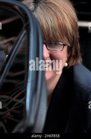 Il segretario di casa Jacqui Smith raffigurava l'arrivo a Downing Street. Foto Stock