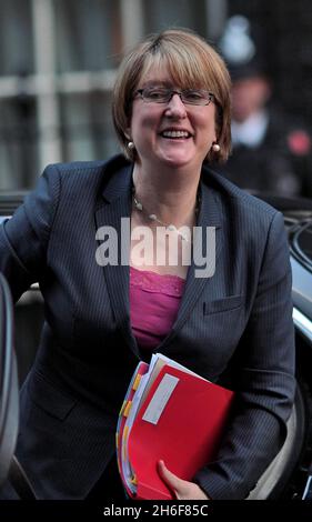 Il segretario di casa Jacqui Smith raffigurava l'arrivo a Downing Street. Foto Stock