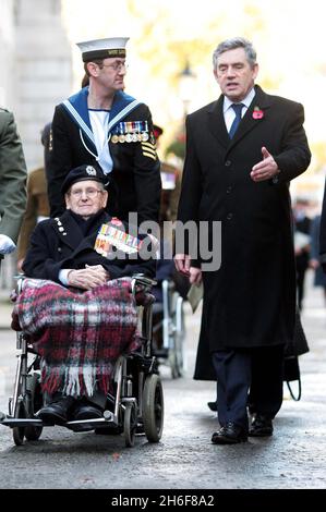 Uno degli ultimi tre veterani sopravvissuti della prima guerra mondiale britannica, Bill Stone, 108, si unì a Gordon Brown a Downing Street dopo aver partecipato ad una cerimonia al Cenotaph per segnare la fine della guerra novant'anni fa. Foto Stock