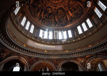 Solo per una settimana, la galleria del sussurro all'interno della cattedrale di San Paolo è diventata una tela per proiezioni di testi, commissionata dal Decano e dal Capitolo della cattedrale di San PaulÃ•. Il progetto cerca di rispondere alla domanda: Ã “quali sono le cose che rendono significativa la vita moderna e che cosa significa San PaulÃ•in quel contesto contemporaneo per noi nel 2008?”. La domanda Marco Inside segna il 300° anniversario della visita della Cattedrale. Foto Stock