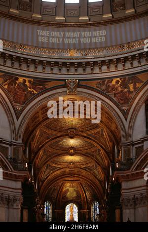 Solo per una settimana, la galleria del sussurro all'interno della cattedrale di San Paolo è diventata una tela per proiezioni di testi, commissionata dal Decano e dal Capitolo della cattedrale di San PaulÃ•. Il progetto cerca di rispondere alla domanda: Ã “quali sono le cose che rendono significativa la vita moderna e che cosa significa San PaulÃ•in quel contesto contemporaneo per noi nel 2008?”. La domanda Marco Inside segna il 300° anniversario della visita della Cattedrale. Foto Stock