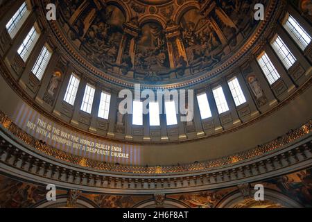 Solo per una settimana, la galleria del sussurro all'interno della cattedrale di San Paolo è diventata una tela per proiezioni di testi, commissionata dal Decano e dal Capitolo della cattedrale di San PaulÃ•. Il progetto cerca di rispondere alla domanda: Ã “quali sono le cose che rendono significativa la vita moderna e che cosa significa San PaulÃ•in quel contesto contemporaneo per noi nel 2008?”. La domanda Marco Inside segna il 300° anniversario della visita della Cattedrale. Foto Stock