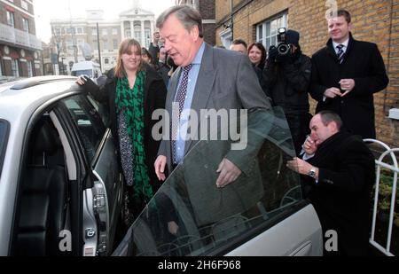 L'ex cancelliere Ken Clarke lascia la sua casa a Londra, dopo aver confermato di aver accettato la carica di segretario d'affari ombra. Foto Stock