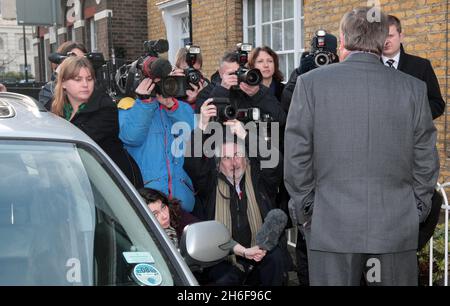 L'ex cancelliere Ken Clarke lascia la sua casa a Londra, dopo aver confermato di aver accettato la carica di segretario d'affari ombra. Foto Stock