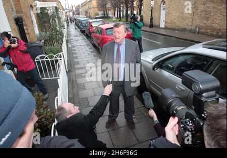 L'ex cancelliere Ken Clarke lascia la sua casa a Londra, dopo aver confermato di aver accettato la carica di segretario d'affari ombra. Foto Stock