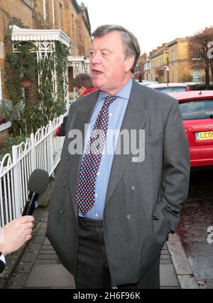 L'ex cancelliere Ken Clarke lascia la sua casa a Londra, dopo aver confermato di aver accettato la carica di segretario d'affari ombra. Foto Stock