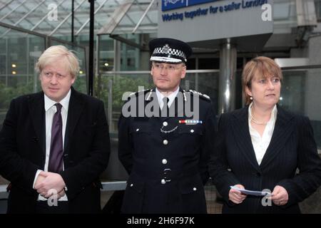 Il sindaco di Londra Boris Johnson (a sinistra) con il nuovo commissario Metropolitan della polizia, Sir Paul Stephenson, dopo che la nomina è stata annunciata dal segretario di Stato Jacqui Smith (a destra), a Scotland Yard, Londra. Foto Stock