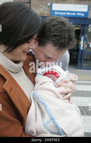 Il leader liberal-democratico Nick Clegg con sua moglie Miriam Gonzalez Durantez che tiene il loro nuovo figlio, Miguel, che è il loro terzo figlio, lasciando il Kingston Hospital, a Surrey Foto Stock