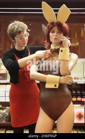 Selfridges ha messo i ritocchi finali alla Artisan du Chocolat Bunny Girl nel centro di Londra. Il negozio ha visto aumentare le vendite di cioccolato di Pasqua del 80 per cento rispetto all'anno scorso. Foto Stock