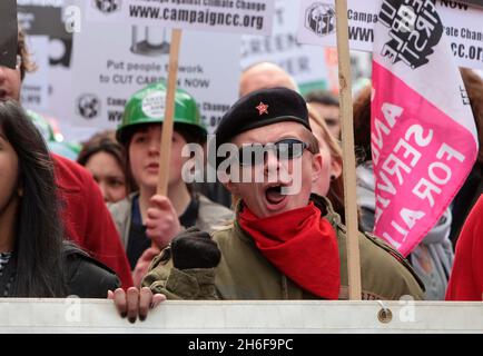 Migliaia di manifestanti si sono riuniti oggi sotto la pioggia a Londra per un’enorme marcia per Ã’lavoro, giustizia e climateÃ“ nella prima di una settimana di manifestazioni in vista del vertice del G20. Il primo marzo del Put People ha coinvolto un'alleanza di 150 gruppi, tra cui sindacati, associazioni di beneficenza, attivisti ambientali e organizzazioni di fede. Ci si aspetta che i sostenitori della campagna elettorale si rivolgono a banchieri e finanziatori urbani, che sono loro responsabili della recessione globale. Foto Stock