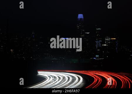 San Francisco Downtown e Car Light Trails sull'autostrada Glow in the Dark. Foto Stock
