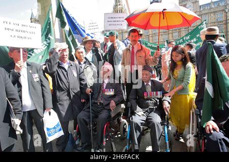Joanna Lumley si unì oggi a soldati veterani di Gurkha fuori dalle Camere del Parlamento a Londra per protestare contro il loro diritto di rimanere nel Regno Unito. Circa 36,000 ex Gurkha sono stati negati la residenza perché hanno servito nell'esercito britannico prima del 1997. Foto Stock