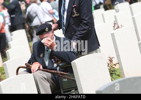 Il veterano della Normandia Fredrick William Norris, che è stato insignito della Medaglia militare, assiste le tombe degli amici dal suo reggimento, il quinto reggimento di Assualt degli ingegneri armati, Che cadde dopo che il loro carro armato è stato distrutto a Sword Beach il D-Day, dopo un servizio Bayeux Cimitero in Francia il 65 ° D-Day anniversario. Foto Stock