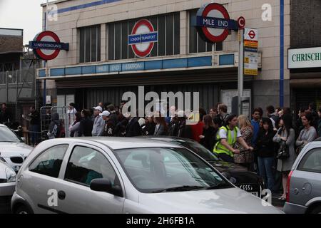 I pendolari di Mile End, East London, questa mattina, tentano di entrare nel lavoro durante uno sciopero della metropolitana delle 48. Foto Stock