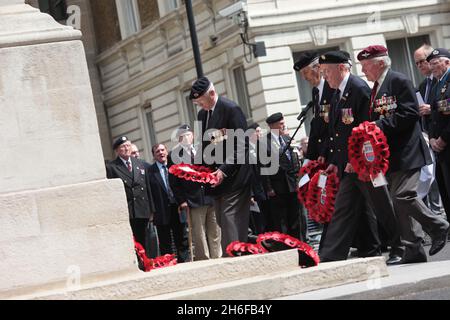 Centinaia di veterani del D-Day hanno marciato oltre il Cenotaph a Londra per l'ultima volta. I membri della Normandy Veterans' Association hanno partecipato alla sfilata commemorativa da oltre 20 anni. Ma con l'età media dei sopravvissuti degli storici sbarchi della seconda guerra mondiale nel 1944, ora a metà degli anni '80, gli organizzatori hanno detto che non sarebbe stato possibile organizzare l'evento di massa per i futuri anniversari. Foto Stock