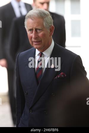 Il Principe di Galles arriva al funerale del tenente colonnello Rupert Thorneloe, ucciso in Afghanistan il 1 luglio a Londra Foto Stock