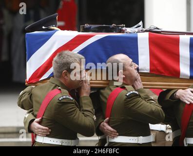 La bara del tenente colonnello Rupert Thorneloe, ucciso in Afghanistan il 1 luglio, viene eseguita nella Cappella della Guardia di Londra Foto Stock