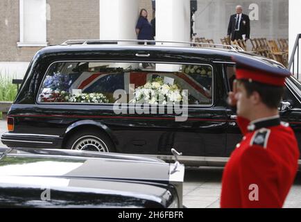 La bara del tenente colonnello Rupert Thorneloe, comandante della i Battaglione Guardie gallesi, ucciso in Afghanistan il 1 luglio a Londra Foto Stock