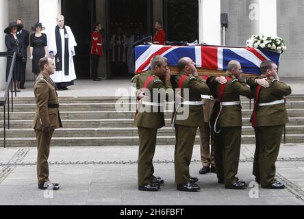 La bara del tenente colonnello Rupert Thorneloe, ucciso in Afghanistan il 1 luglio, viene eseguita nella Cappella della Guardia di Londra. Foto Stock