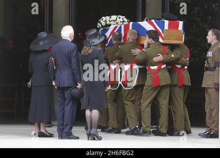 La famiglia segue la bara del tenente colonnello Rupert Thorneloe nella Cappella delle Guardie, che è stata uccisa in Afghanistan il 1 luglio a Londra Foto Stock