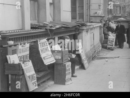 Foto di Londra scattate più di 50 anni fa che non erano state viste per 15 anni dopo che erano state salvate da un salto a Westminster dopo essere state gettate via dal consiglio locale. Foto mostra: Il venditore di giornali, incluso lo Standard serale, fuori dal St George's Hospital a Hyde Park Corner preso 29 marzo 1951 Foto Stock