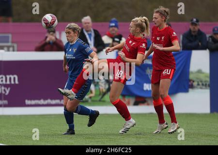 DURHAM CITY, GBR. 14 NOVEMBRE Durham Women's Abby Holmes in azione con Ceri Holland di Liverpool e Yana Daniels durante la partita di campionato femminile fa tra il Durham Women FC e Liverpool al Maiden Castle di Durham City domenica 14 novembre 2021. (Credit: Mark Fletcher | MI News) Credit: MI News & Sport /Alamy Live News Foto Stock