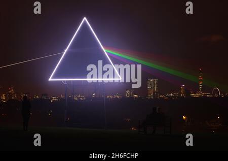 Quando il sole tramonta su Primrose Hill la notte scorsa, una nuova aggiunta alla spettacolare vista dello skyline di Londra è venuta in vita. Sky Arts ha reso omaggio all'iconica copertina dell'album Dark Side of the Moon di Pink Floyd in concomitanza con la proiezione dell'album live del gruppo nel 1994, su Sky Arts 1 HD e Sky Arts 1 questo venerdì. Creato utilizzando una struttura piramidale, illuminazione a LED e potenti laser luminosi, lo spettro è stato trasmesso attraverso il cielo notturno, dando vita a una delle copertine più famose della storia. Foto Stock