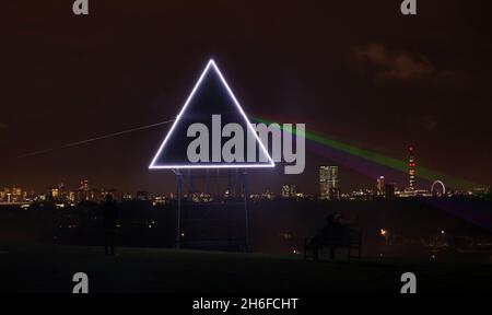 Quando il sole tramonta su Primrose Hill la notte scorsa, una nuova aggiunta alla spettacolare vista dello skyline di Londra è venuta in vita. Sky Arts ha reso omaggio all'iconica copertina dell'album Dark Side of the Moon di Pink Floyd in concomitanza con la proiezione dell'album live del gruppo nel 1994, su Sky Arts 1 HD e Sky Arts 1 questo venerdì. Creato utilizzando una struttura piramidale, illuminazione a LED e potenti laser luminosi, lo spettro è stato trasmesso attraverso il cielo notturno, dando vita a una delle copertine più famose della storia. Foto Stock