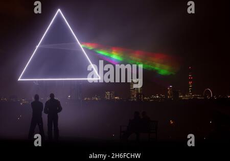 Quando il sole tramonta su Primrose Hill la notte scorsa, una nuova aggiunta alla spettacolare vista dello skyline di Londra è venuta in vita. Sky Arts ha reso omaggio all'iconica copertina dell'album Dark Side of the Moon di Pink Floyd in concomitanza con la proiezione dell'album live del gruppo nel 1994, su Sky Arts 1 HD e Sky Arts 1 questo venerdì. Creato utilizzando una struttura piramidale, illuminazione a LED e potenti laser luminosi, lo spettro è stato trasmesso attraverso il cielo notturno, dando vita a una delle copertine più famose della storia. Foto Stock