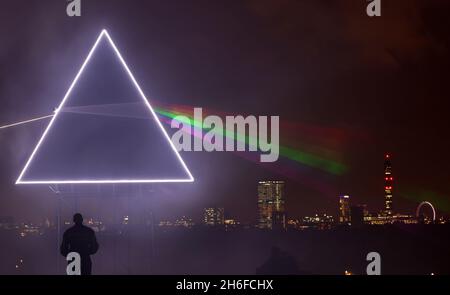 Quando il sole tramonta su Primrose Hill la notte scorsa, una nuova aggiunta alla spettacolare vista dello skyline di Londra è venuta in vita. Sky Arts ha reso omaggio all'iconica copertina dell'album Dark Side of the Moon di Pink Floyd in concomitanza con la proiezione dell'album live del gruppo nel 1994, su Sky Arts 1 HD e Sky Arts 1 questo venerdì. Creato utilizzando una struttura piramidale, illuminazione a LED e potenti laser luminosi, lo spettro è stato trasmesso attraverso il cielo notturno, dando vita a una delle copertine più famose della storia. Foto Stock