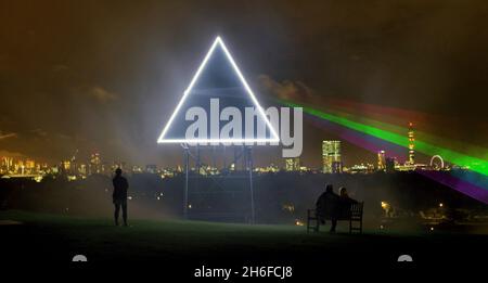 Quando il sole tramonta su Primrose Hill la notte scorsa, una nuova aggiunta alla spettacolare vista dello skyline di Londra è venuta in vita. Sky Arts ha reso omaggio all'iconica copertina dell'album Dark Side of the Moon di Pink Floyd in concomitanza con la proiezione dell'album live del gruppo nel 1994, su Sky Arts 1 HD e Sky Arts 1 questo venerdì. Creato utilizzando una struttura piramidale, illuminazione a LED e potenti laser luminosi, lo spettro è stato trasmesso attraverso il cielo notturno, dando vita a una delle copertine più famose della storia. Foto Stock