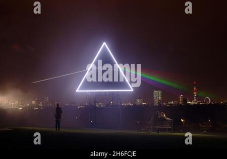Quando il sole tramonta su Primrose Hill la notte scorsa, una nuova aggiunta alla spettacolare vista dello skyline di Londra è venuta in vita. Sky Arts ha reso omaggio all'iconica copertina dell'album Dark Side of the Moon di Pink Floyd in concomitanza con la proiezione dell'album live del gruppo nel 1994, su Sky Arts 1 HD e Sky Arts 1 questo venerdì. Creato utilizzando una struttura piramidale, illuminazione a LED e potenti laser luminosi, lo spettro è stato trasmesso attraverso il cielo notturno, dando vita a una delle copertine più famose della storia. Foto Stock
